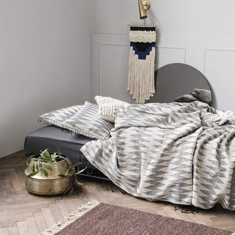 House Doctor Tagesdecke Totem in Grau/Natur, 260x140 cm
